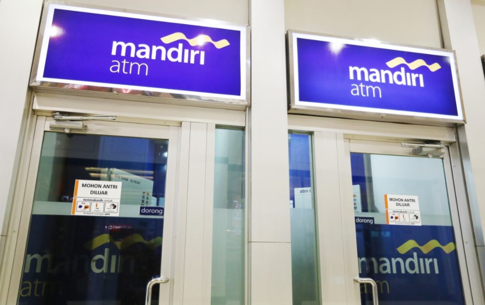 Mengambil Uang Di ATM MANDIRI