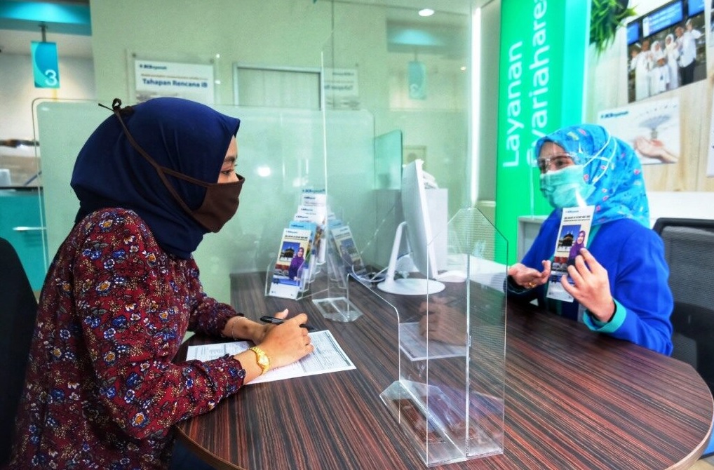 Datang ke Kantor Cabang Bank BCA terdekat